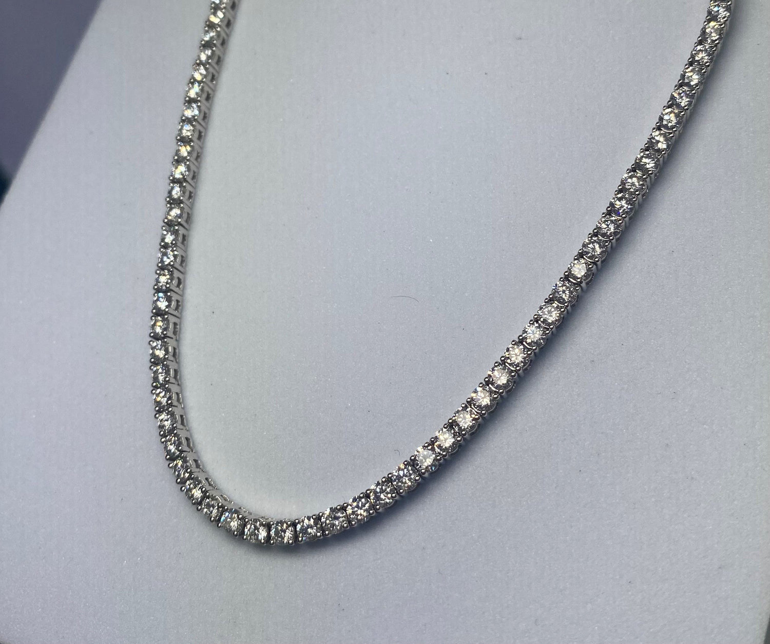 Collar de tenis de diamantes en oro blanco de 14 quilates con 188 diamantes redondos cultivados en laboratorio de talla brillante.
