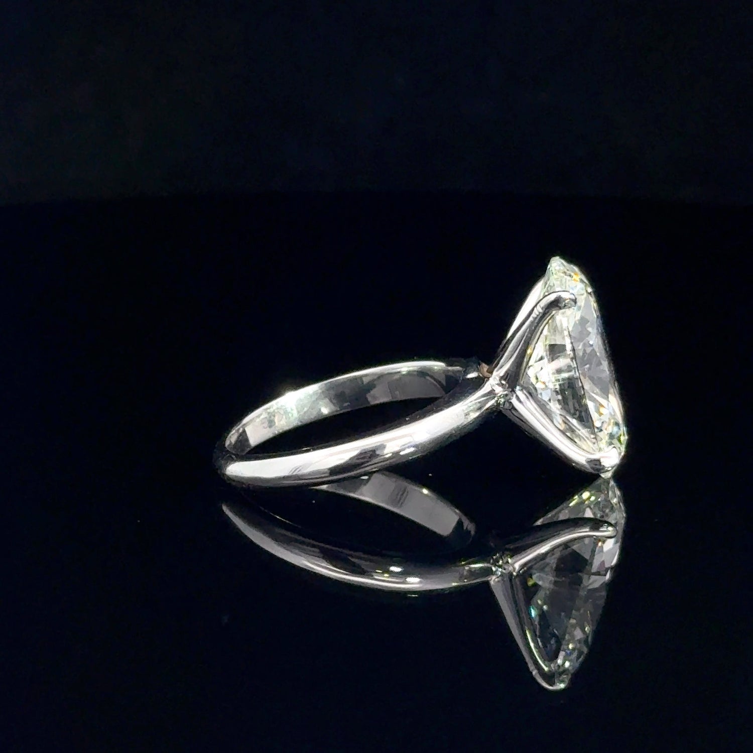 Anillo de compromiso solitario con diamante cultivado en laboratorio de talla ovalada en oro blanco de 18 quilates