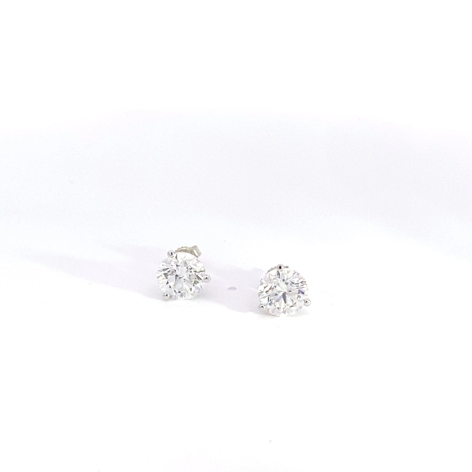 Aretes de oro blanco de 14 quilates con diamantes cultivados en laboratorio de talla brillante redonda