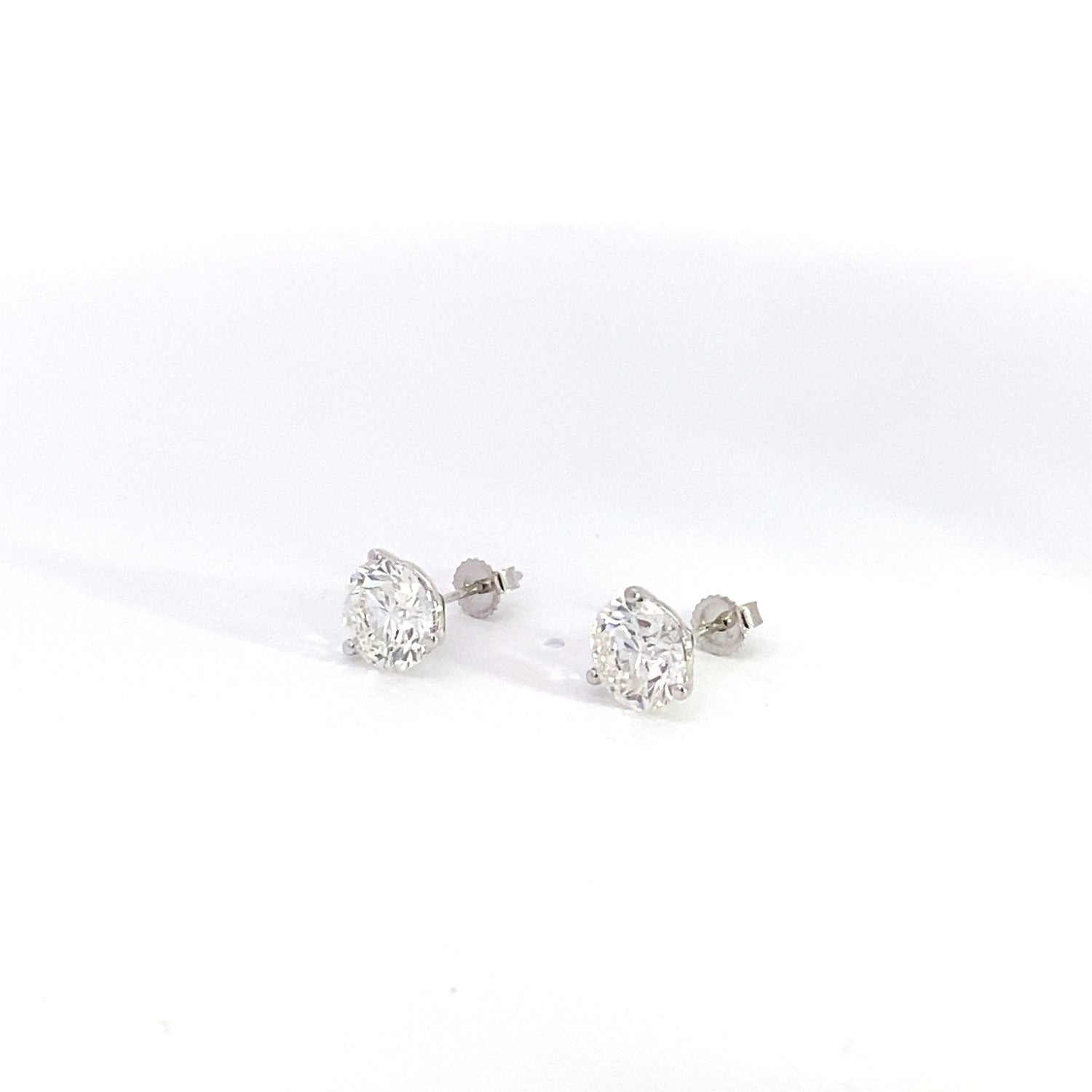 Aretes de oro blanco de 14 quilates con diamantes cultivados en laboratorio de talla brillante redonda