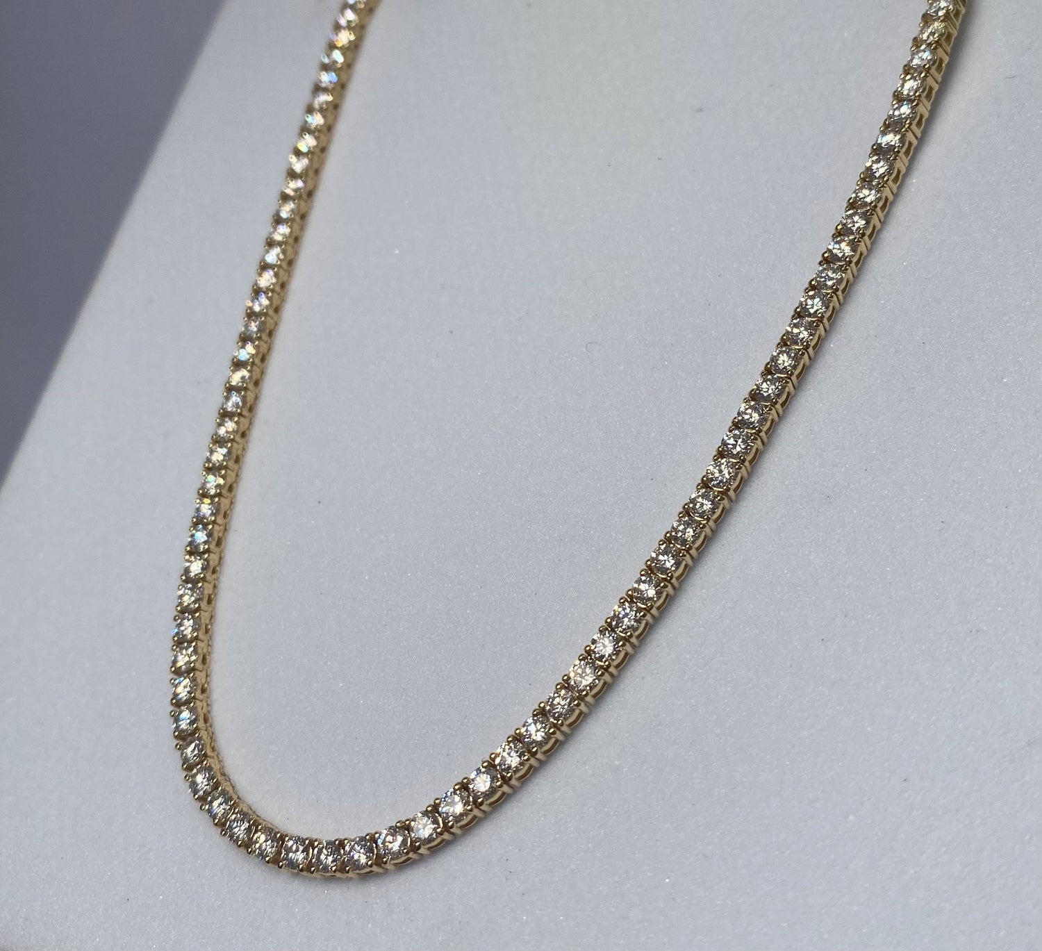 Collar de tenis con diamantes cultivados en laboratorio de talla brillante redonda en oro amarillo de 14 quilates