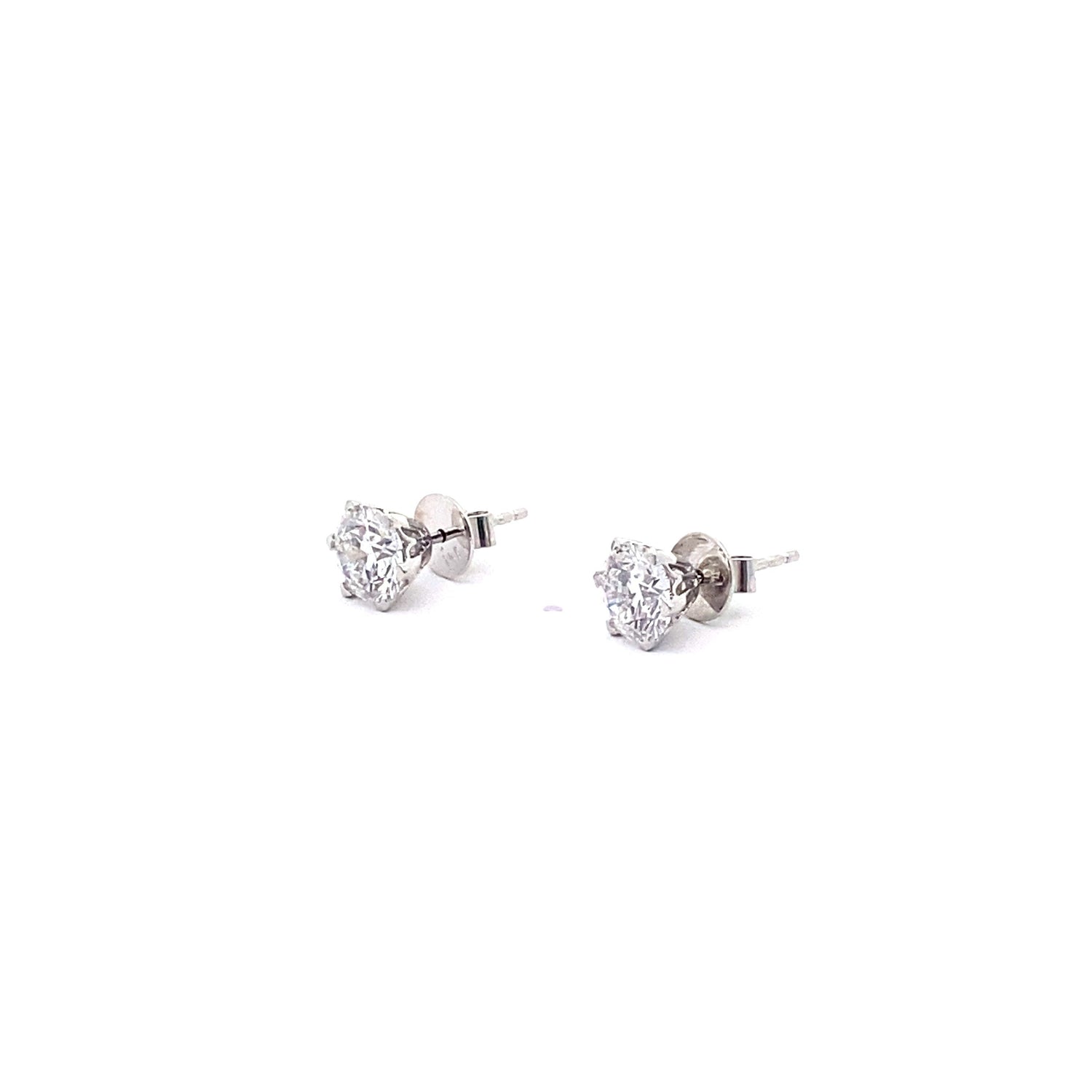 Aretes de oro blanco de 14 quilates con diamantes cultivados en laboratorio de talla brillante redonda