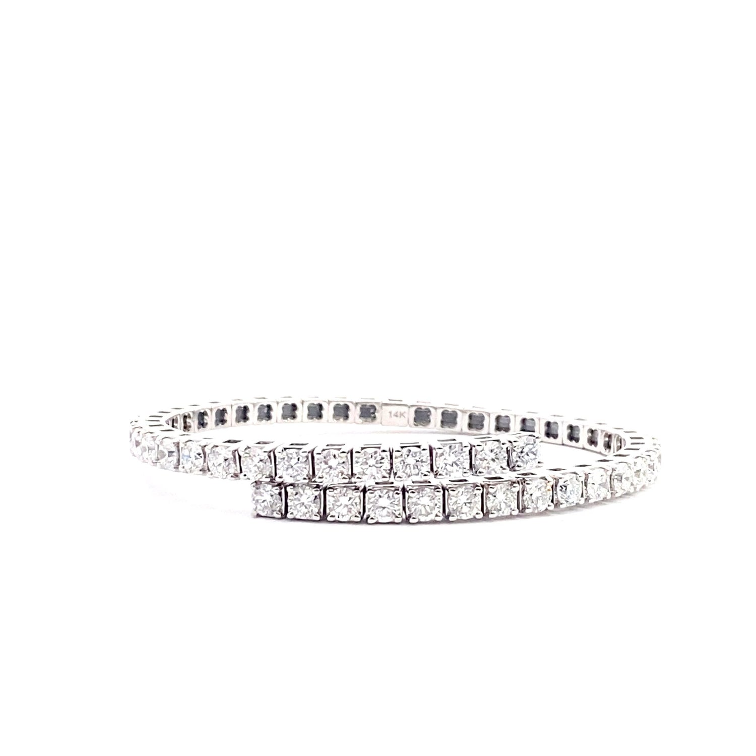 Brazalete abierto de oro blanco de 14 quilates con diamantes cultivados en laboratorio