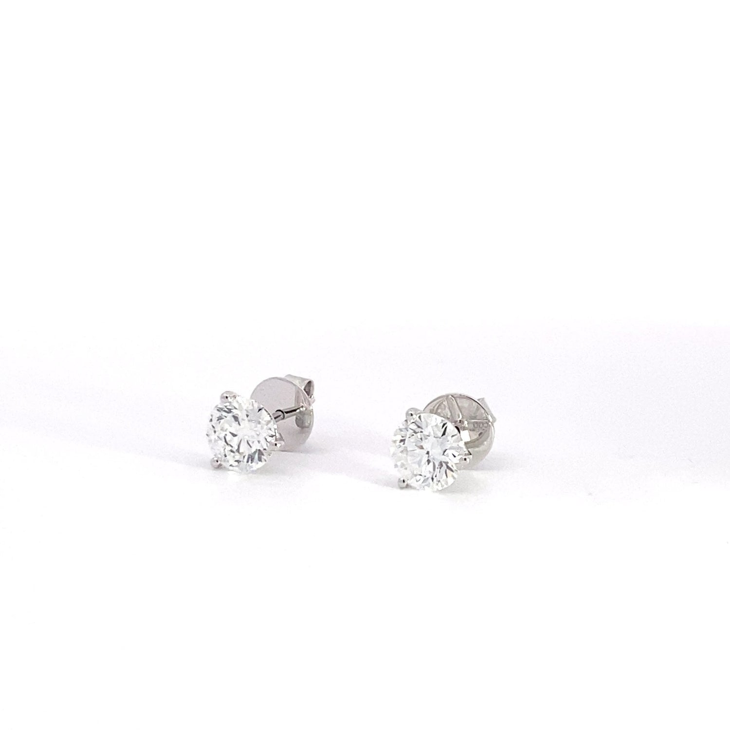 Aretes de oro blanco de 14 quilates con diamantes cultivados en laboratorio de talla brillante redonda