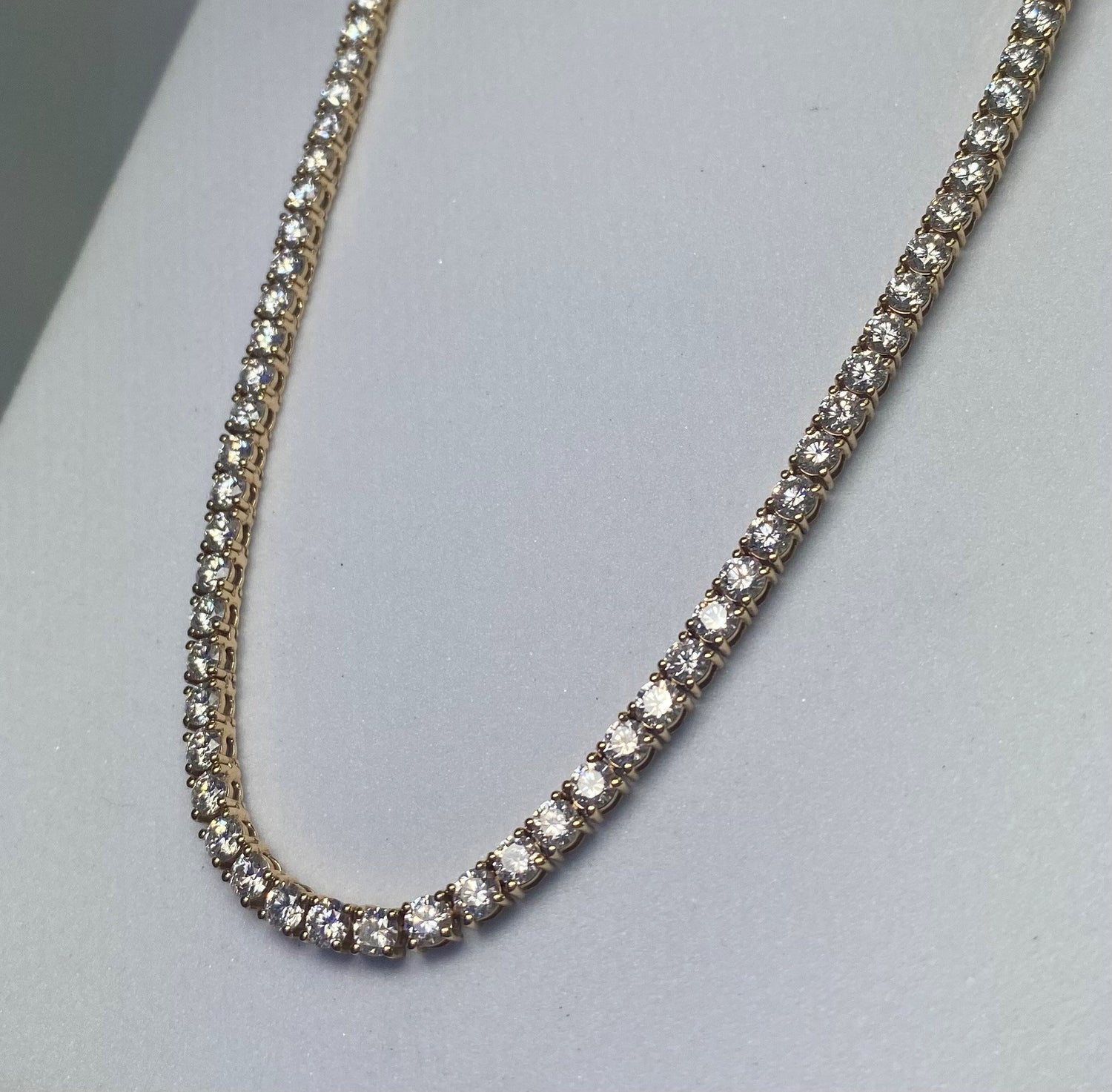 Collar de tenis con diamantes cultivados en laboratorio de talla brillante redonda en oro amarillo de 14 quilates
