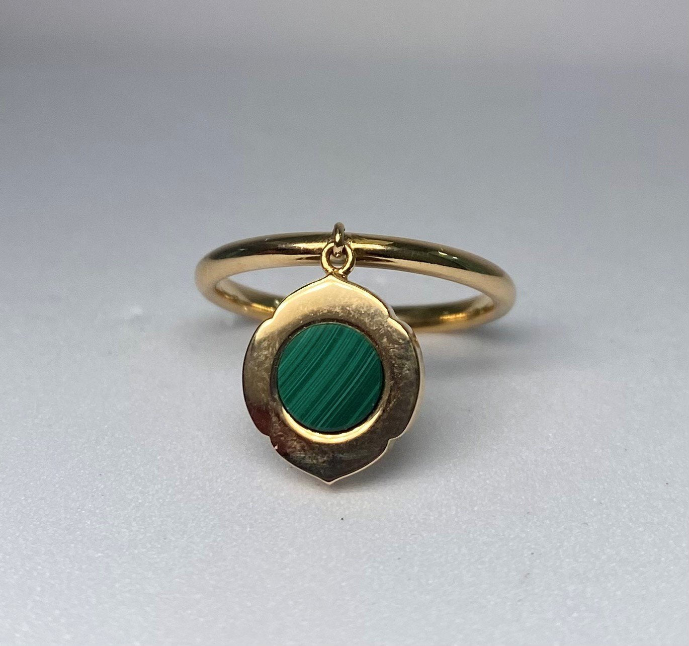 Anillo con dije de malaquita de fantasía en oro amarillo de 14 quilates