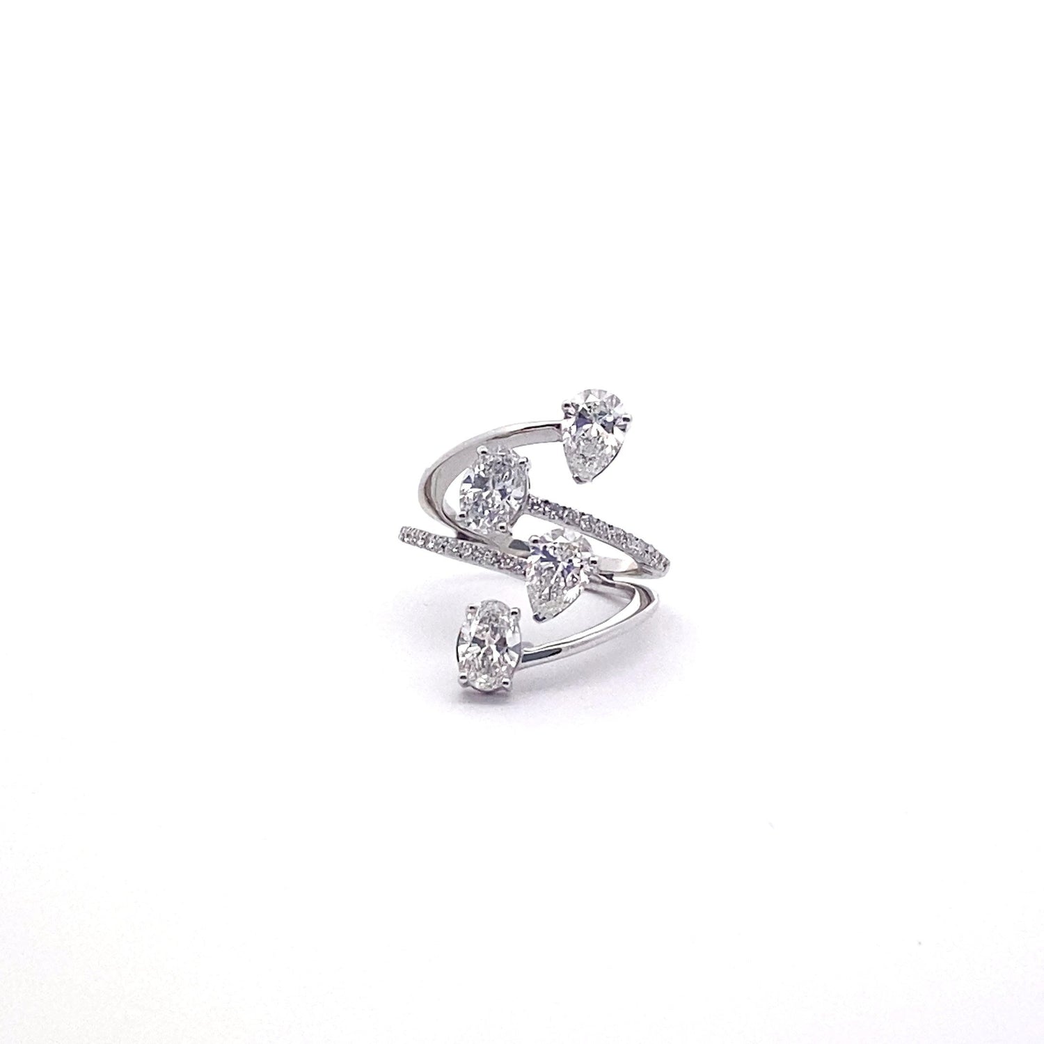 Anillo de oro blanco de 14 quilates con diamantes cultivados en laboratorio de corte ovalado y forma de pera, con giro elegante