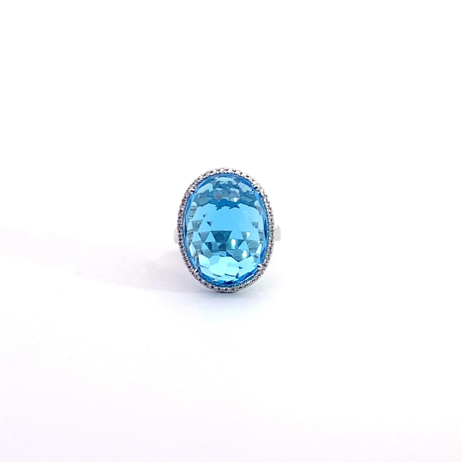 Anillo de oro blanco de 18 quilates con halo de diamantes y topacio azul