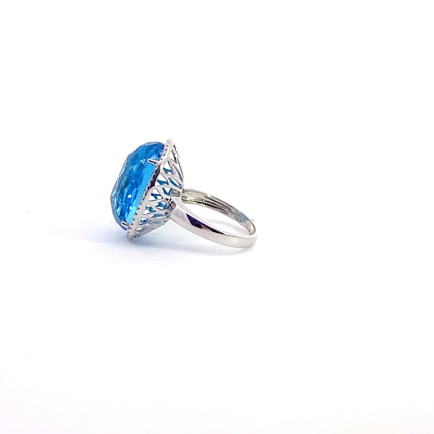 Anillo de oro blanco de 18 quilates con halo de diamantes y topacio azul